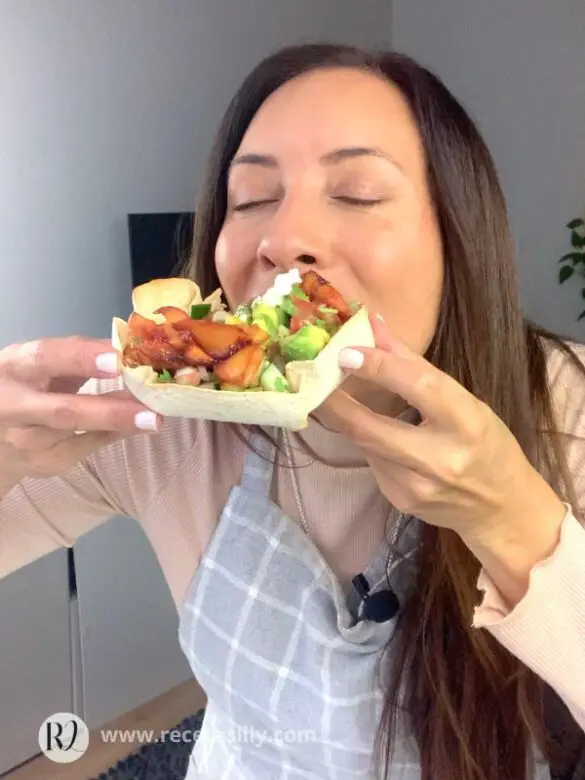 mujer comiendo tortilla tostada con ensalada